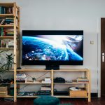 پایه تلویزیون دیواری بهتر است یا رومیزی؟ مقایسه مزایا و معایب هرکدام